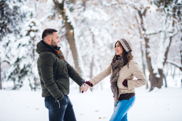 雪中的年轻夫妇图片下载