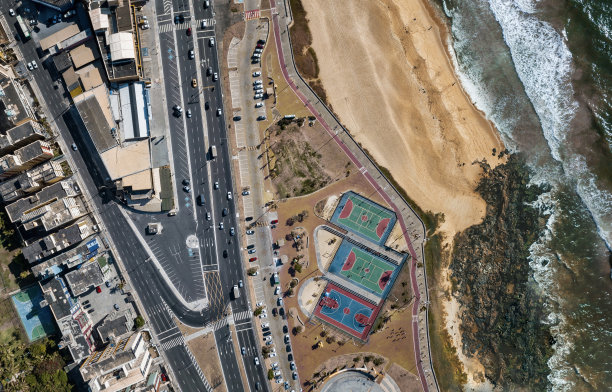 现代萨尔瓦多达巴伊亚的海岸线和公共海滩鸟瞰图图片下载