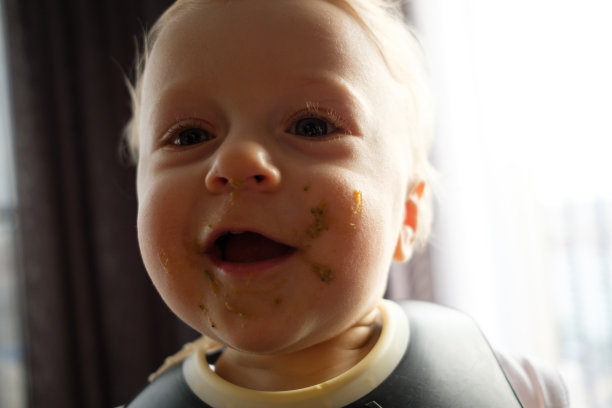 在高脚椅上喂婴儿图片下载