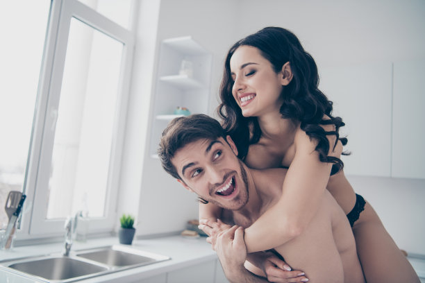 两人对情人节的近距离照片，她，她的夫人，他，他的背抱在一起的方式到卧室鬼混玩耍可爱的看起来可爱的可爱的可爱的，时髦的自由时间图片下载