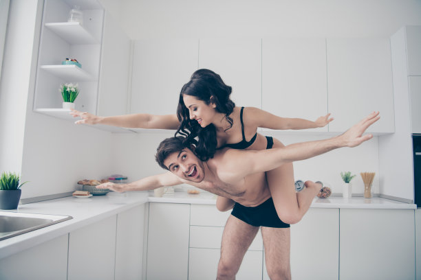 近距离的两个人的照片，她，她的夫人，他，他，他的背着，抱着孩子气的早晨在一起玩假装飞机的翅膀，像鸟可爱的样子，可爱的，有趣的，时髦的自由时间，休闲，快乐图片下载