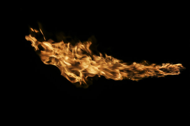 火焰在黑色背景。图片下载