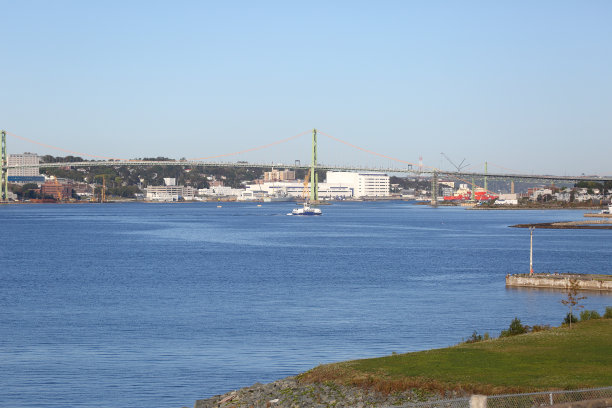 照片摄于加拿大新斯科舍省哈利法克斯城市景观的达特茅斯图片下载