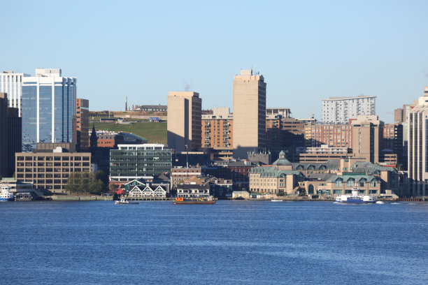 照片摄于加拿大新斯科舍省哈利法克斯城市景观的达特茅斯图片下载