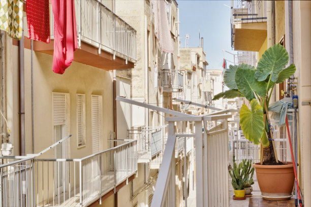 高楼大厦在狭窄的街道上建造公寓图片下载