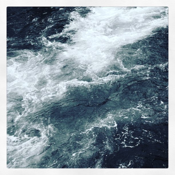 激动的水图片下载