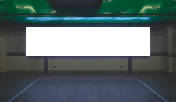 广告牌大空白白色LED屏幕水平突出在地铁旁通道，人们步行到地下火车为展示广告文本模板推广新品牌室内。图片下载