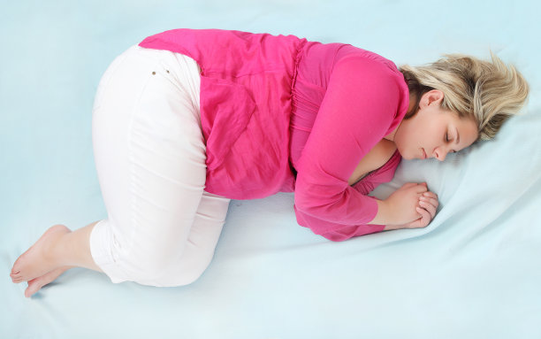 超重孕妇睡觉。图片下载