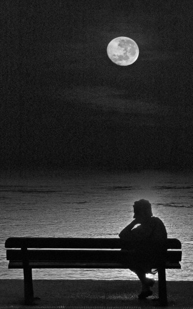 年长的女人独自坐在长凳上图片下载