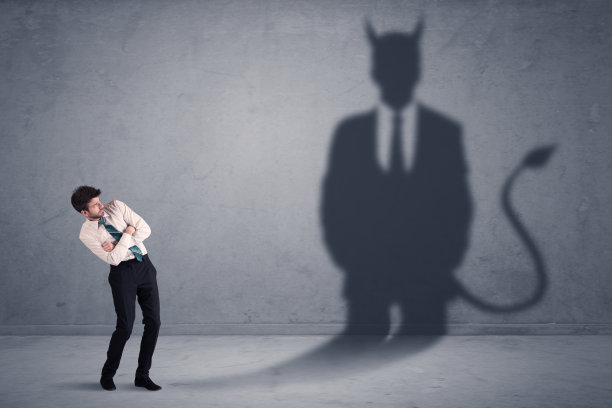 商人看着自己的魔鬼魔鬼影子概念图片下载