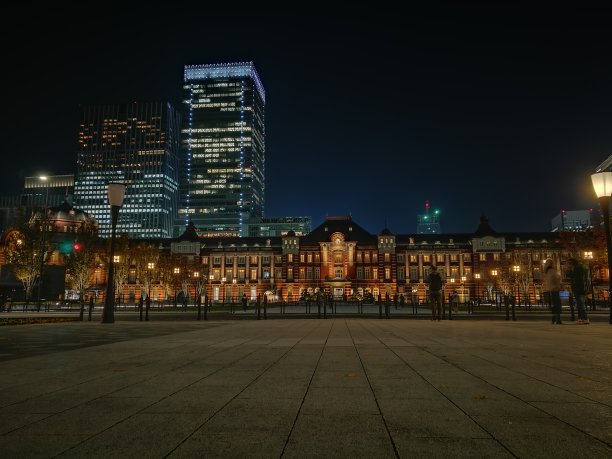 日本东京站前公园的夜景。古建筑和古建筑。首都的交通中心。图片下载