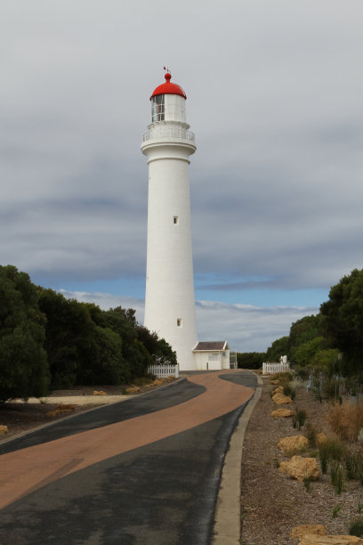街道尽头美丽的白色灯塔图片下载