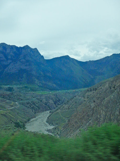 山里的洪水图片下载