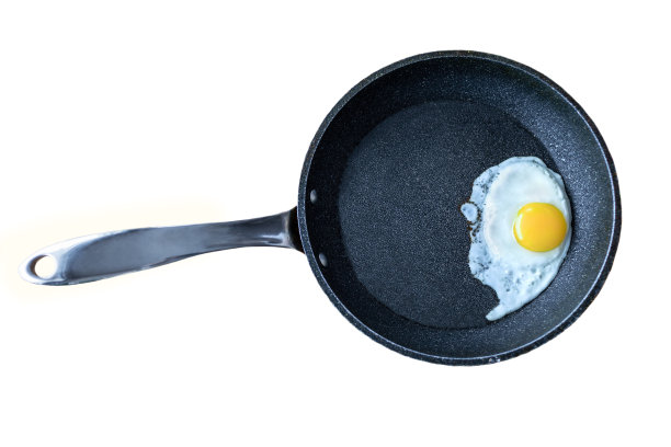 煎蛋在锅孤立在白色背景图片下载