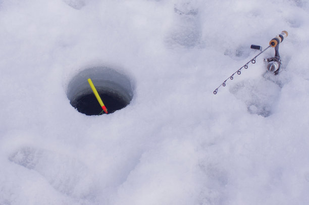 有浮子的冰上钓鱼洞图片下载