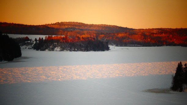 日出时，河水结冰，白雪覆盖图片下载