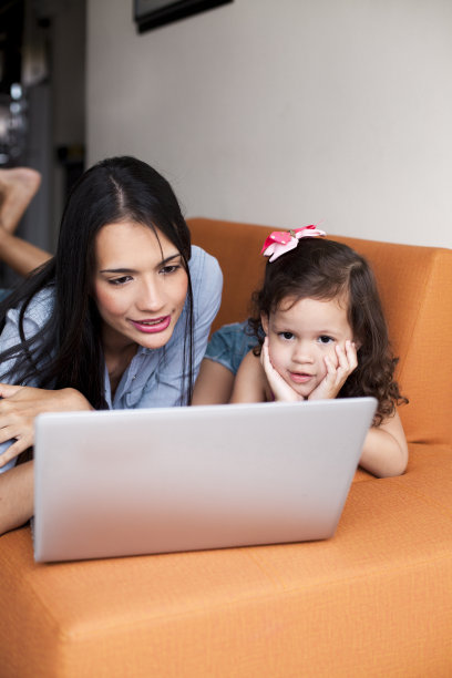 妈妈和女儿在家图片下载