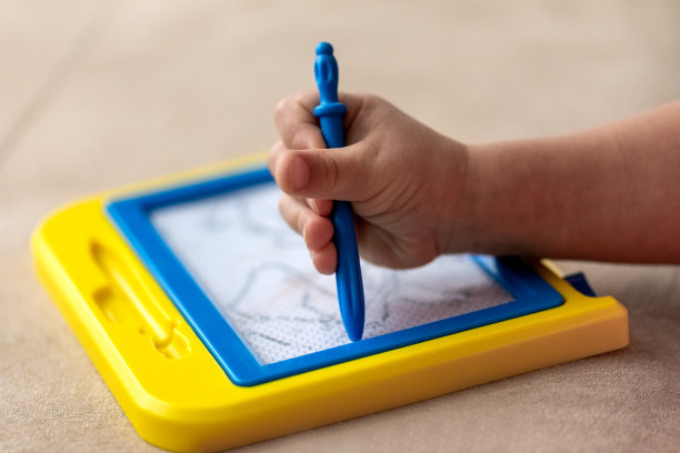 儿童在磁性书写板上手绘玩具图片下载