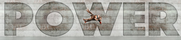 运动的黑发穿着运动服和马尾辫跳高。背景是灰色的墙。大写字母放大图片。图片下载