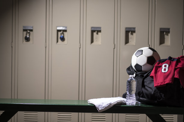 足球，学校体育馆更衣室的运动器材。图片下载