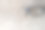 沙子里破碎的玻璃碎片伤了视力。图片下载