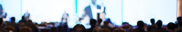 听众听讲师培训的会议、研讨会。企业经理演讲者提供商业技术和预测。一群听演讲者演讲的人。图片下载
