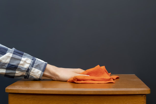 特写照片的人手清洁家具与抹布f图片下载