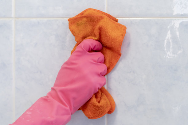 特写照片的人手清洁家具与抹布f图片下载