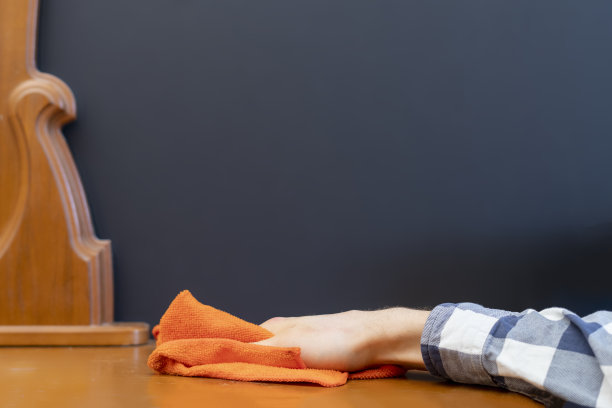 特写照片的人手清洁家具与抹布f图片下载