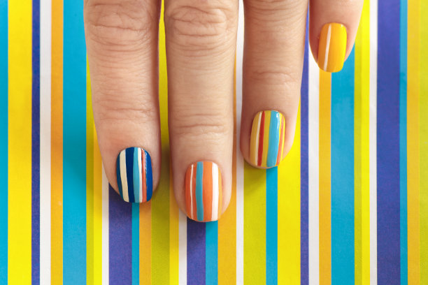 短指甲上的多色美甲图片下载