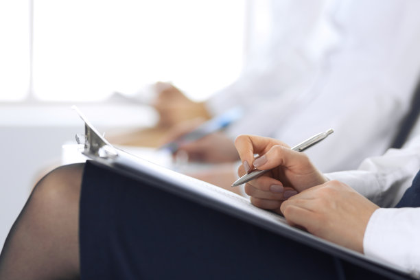 商务人士在办公室参加会议或培训，特写。女人坐在椅子上做笔记，就像排队或开会时一样图片下载