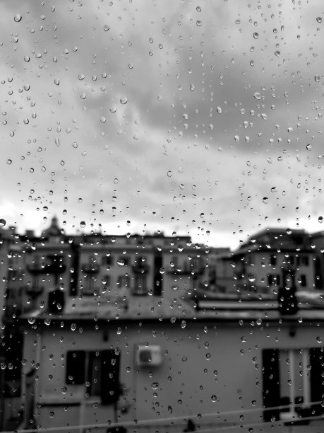 雨打在窗户上图片下载