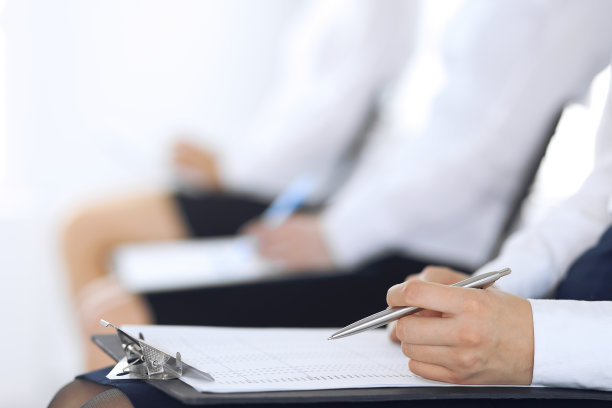 商务人士在办公室参加会议或培训，特写。女人坐在椅子上做笔记，就像排队或开会时一样图片下载