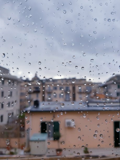 雨打在窗户上图片下载