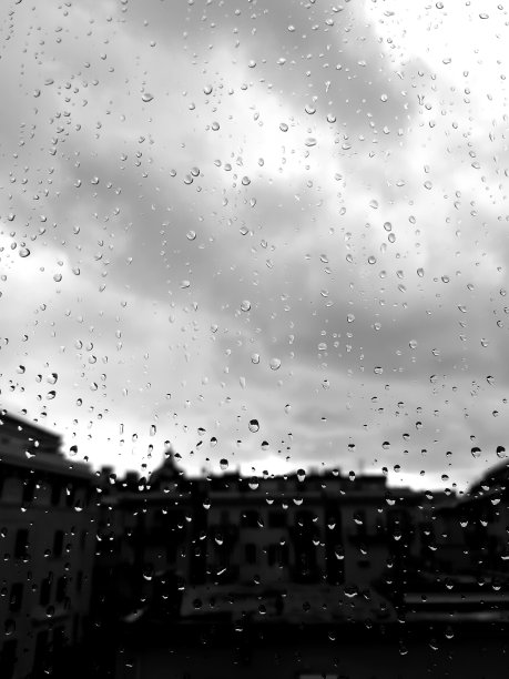 雨打在窗户上图片下载