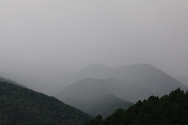 夏雨在山峡图片下载