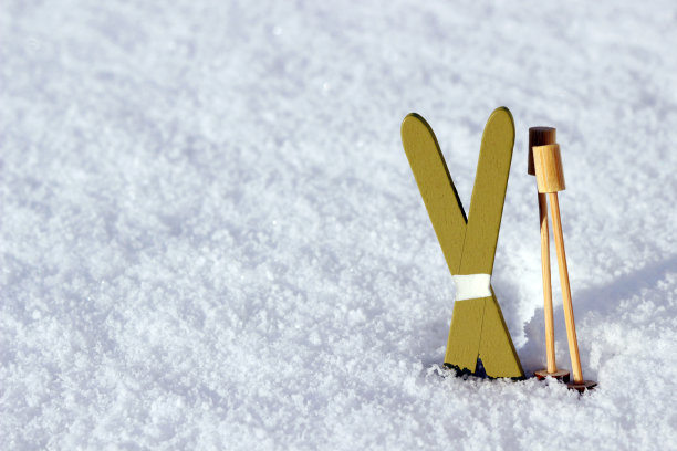 复古滑雪板在雪图片下载