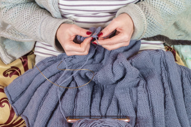 女人用智能手机编织图片下载