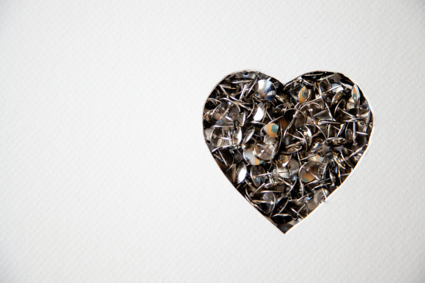 心形钉在白色背景上，对情人节图形项目很有用图片下载