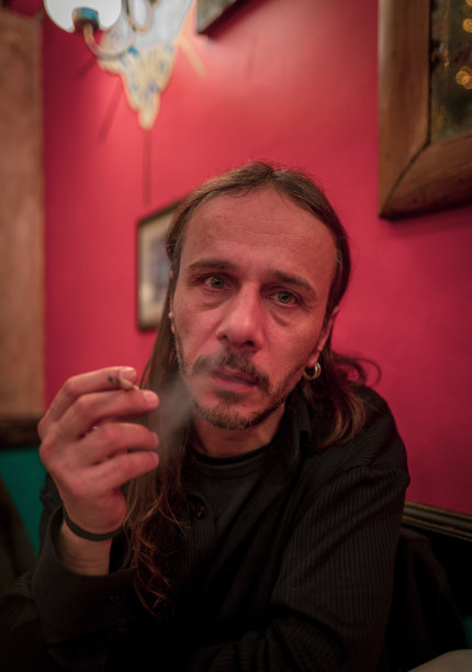 一个喜欢吸烟的人图片下载