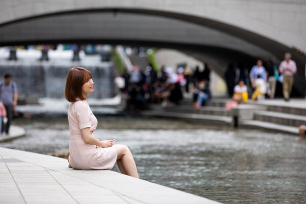 优雅的韩国女人在汉城市中心素材图片