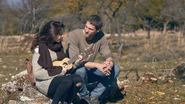 在内华达山脉弹奏尤克里里琴，格拉纳达。图片下载
