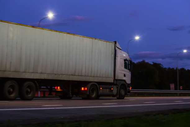 卡车夜间在公路上行驶图片下载