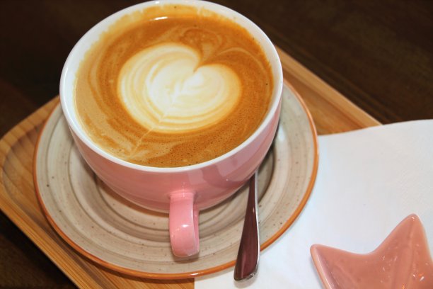 近距离观察心形咖啡杯图片下载