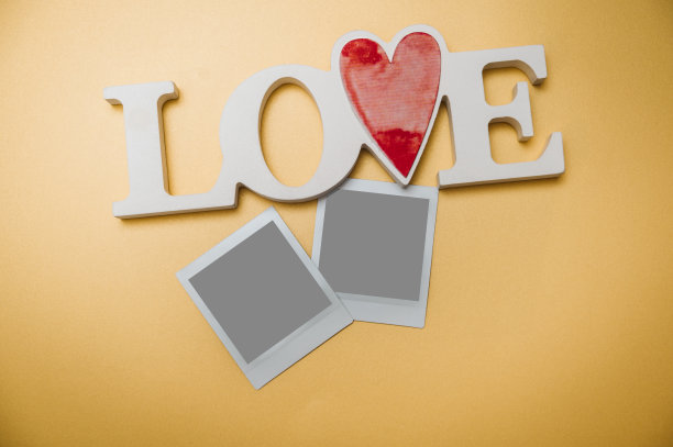 单字爱木制心和宝丽来框架图片下载