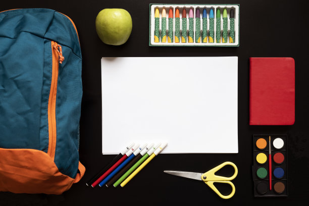 学校和办公用品。黑色背景的文具。图片下载