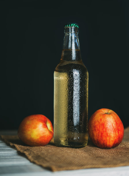 酒瓶中的苹果酒图片下载