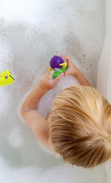 孩子在洗澡图片下载