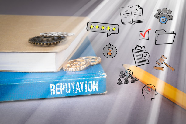 声誉的概念。灰色的办公桌上放着一本蓝色的书图片下载