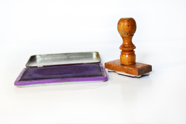 白色背景上的橡皮图章图片下载